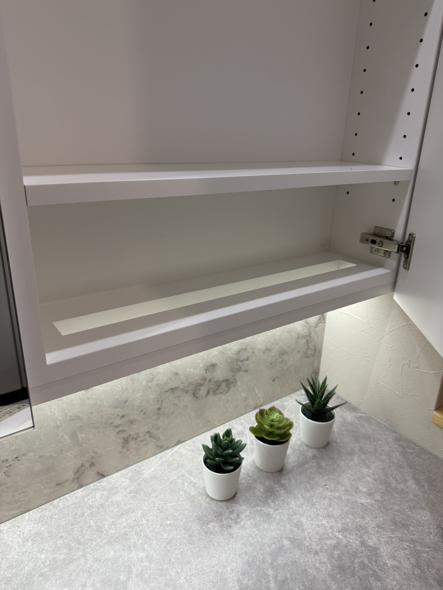 IMG_4280 ミラー収納のスリットで、ティッシュ類もすっきり使いやすく。2