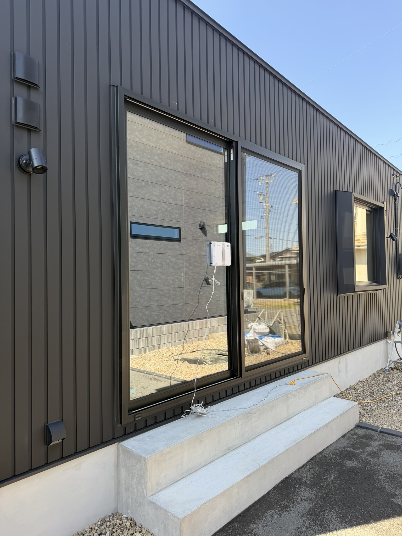 ロボット窓ふき機で、高所の窓も安全にきれいに。