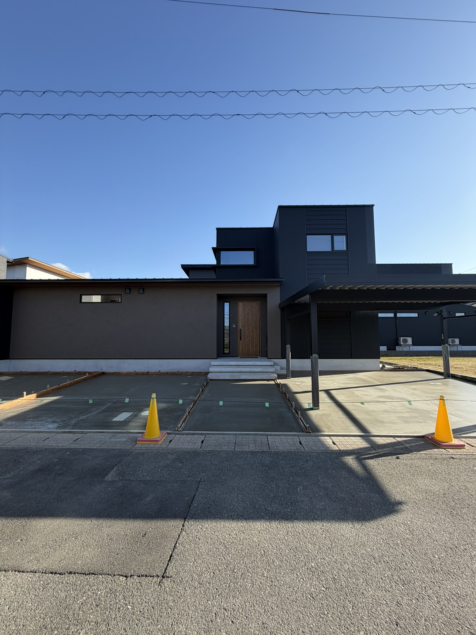 土間コンクリートも打ち終わり、お引渡し前の外観が整ってきました。