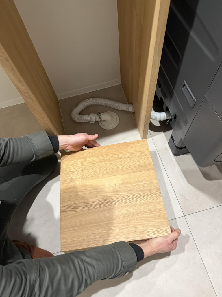 台を外せば配管に手が届き、点検やお手入れもしやすい設計です。