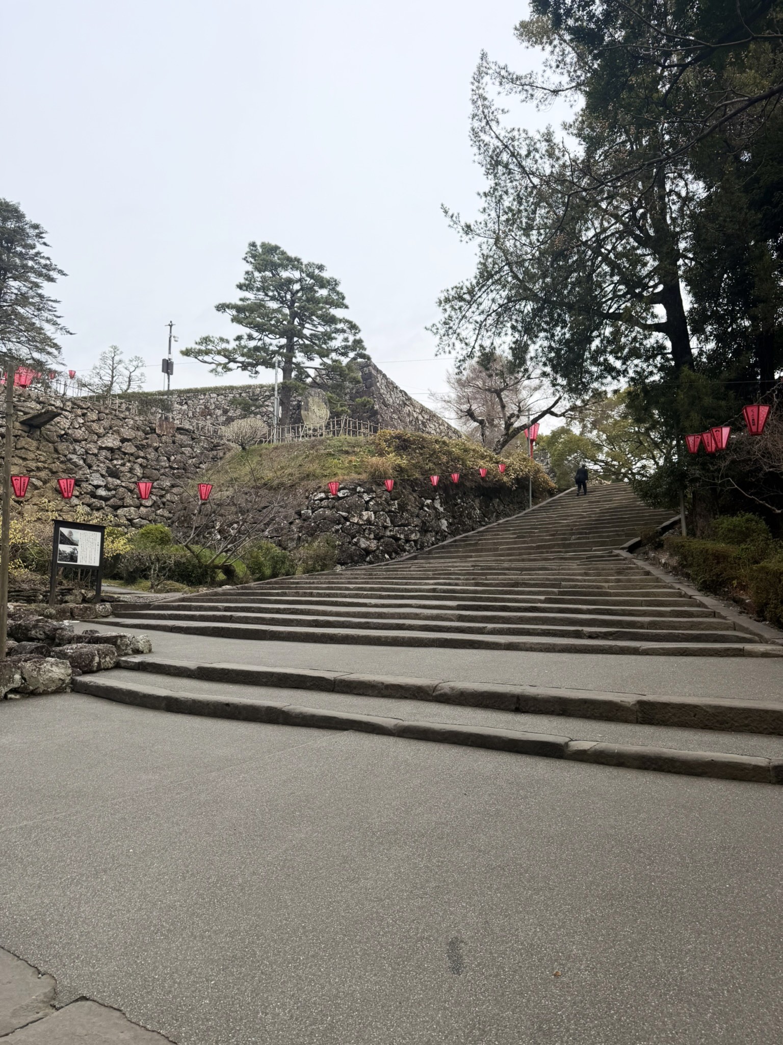 朝の高知城へ続く石段。思った以上にいい運動になりました。