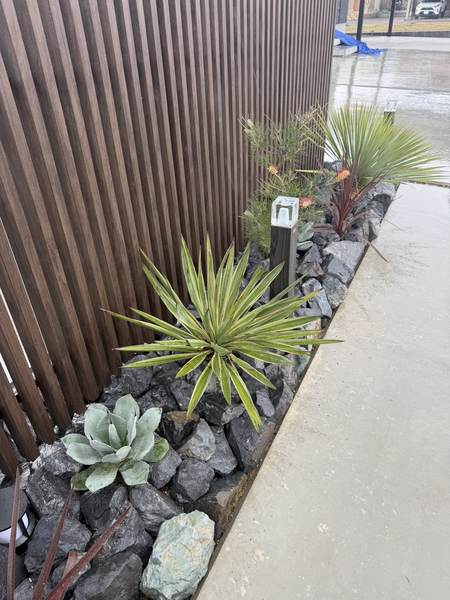 縦格子フェンスとロックガーデンが、建物正面の印象を美しく整えてくれました。2