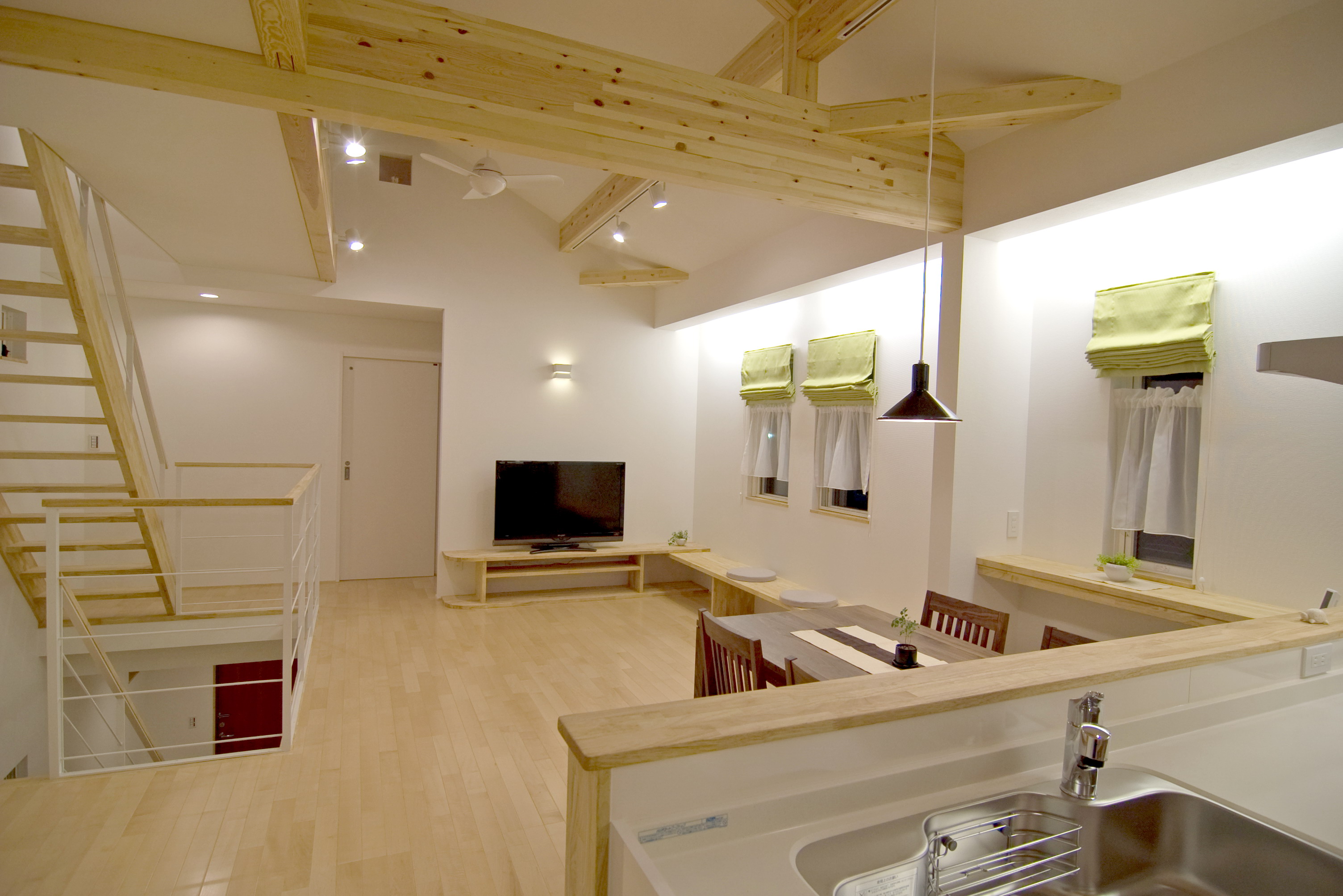 2階に暮らしの中心を置くことで、明るく開放的なLDKが生まれました。