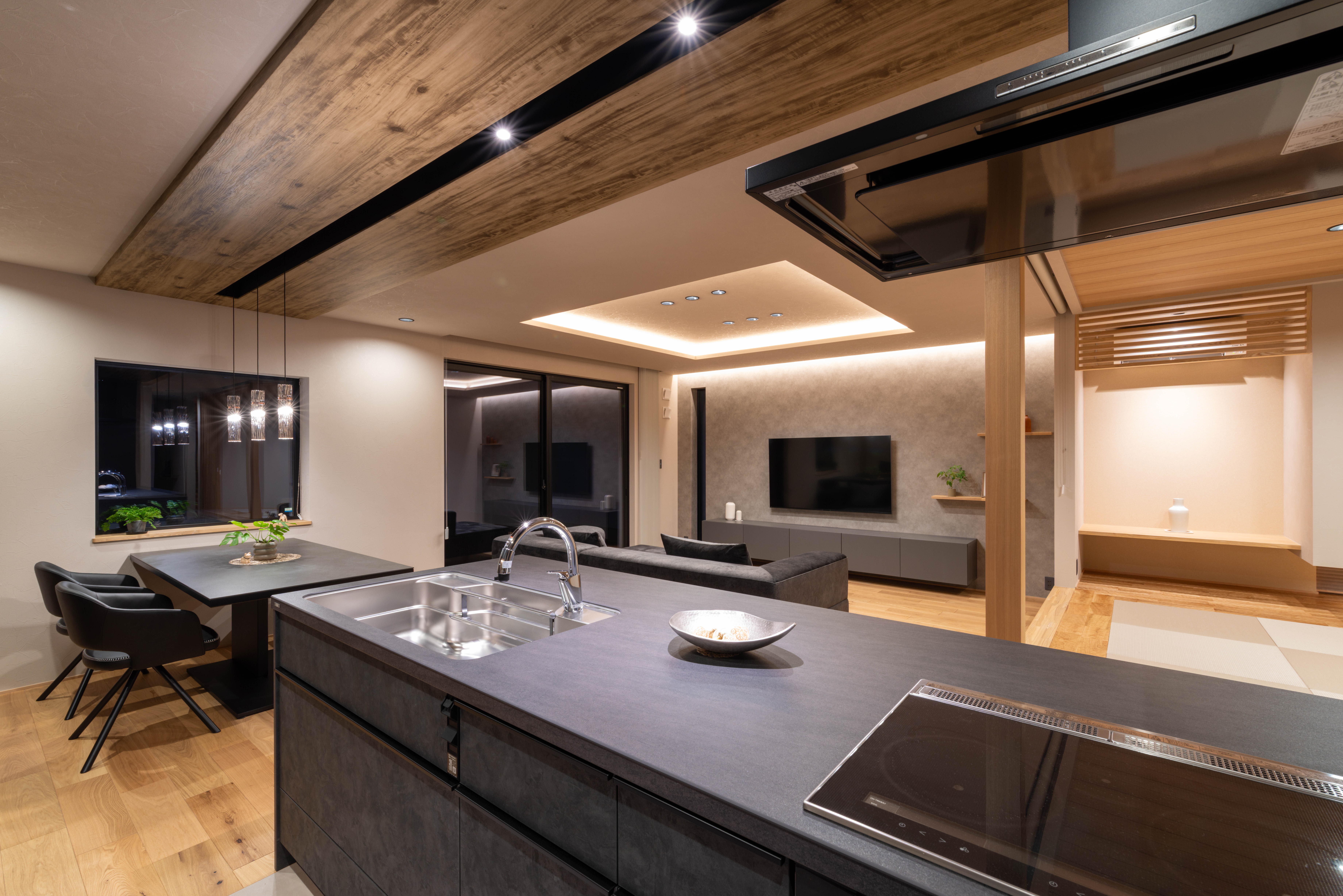 6841(1) キッチンに立つと、LDKからタタミコーナーまで美しくつながります。