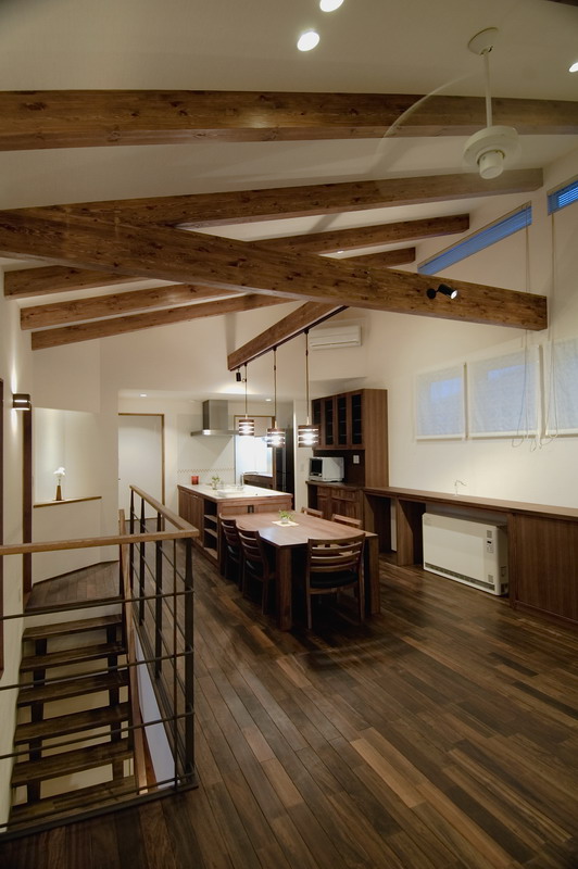 外からの視線に配慮しながら、内側に心地よさをつくりました。