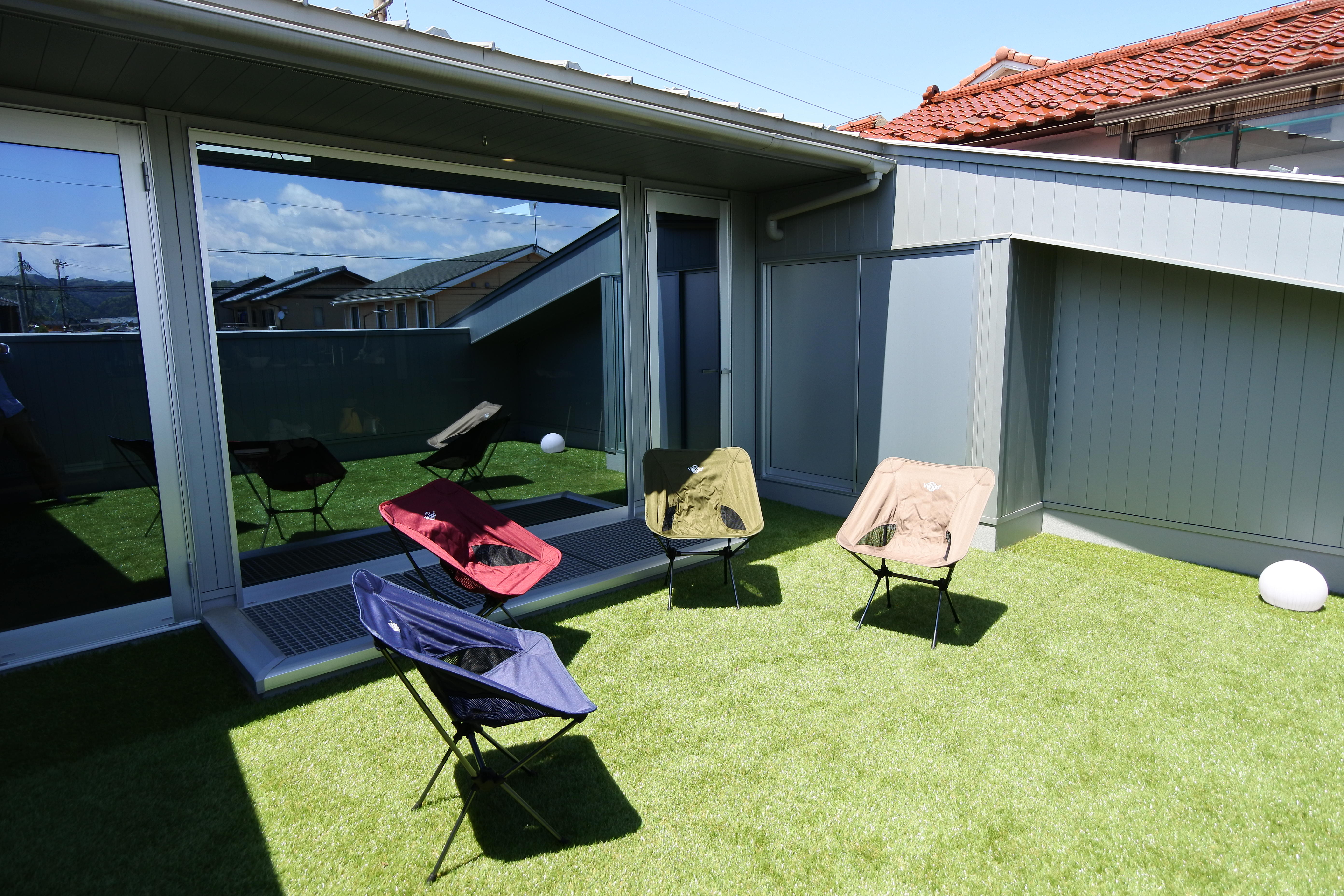 ２階リビングからつながる、人工芝の広いバルコニー。2