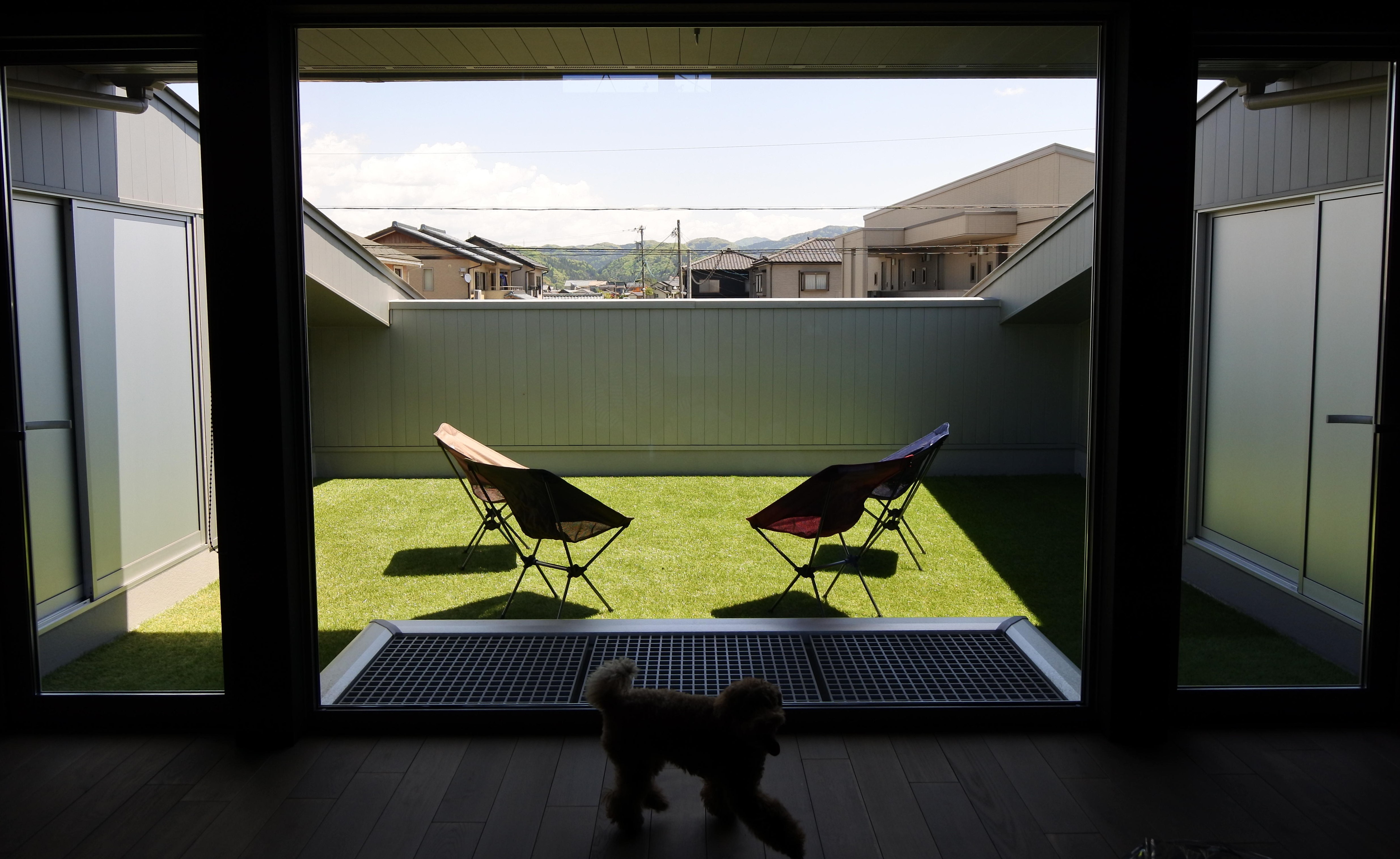 室内から見ると、まるでもうひとつの庭のように感じられます。