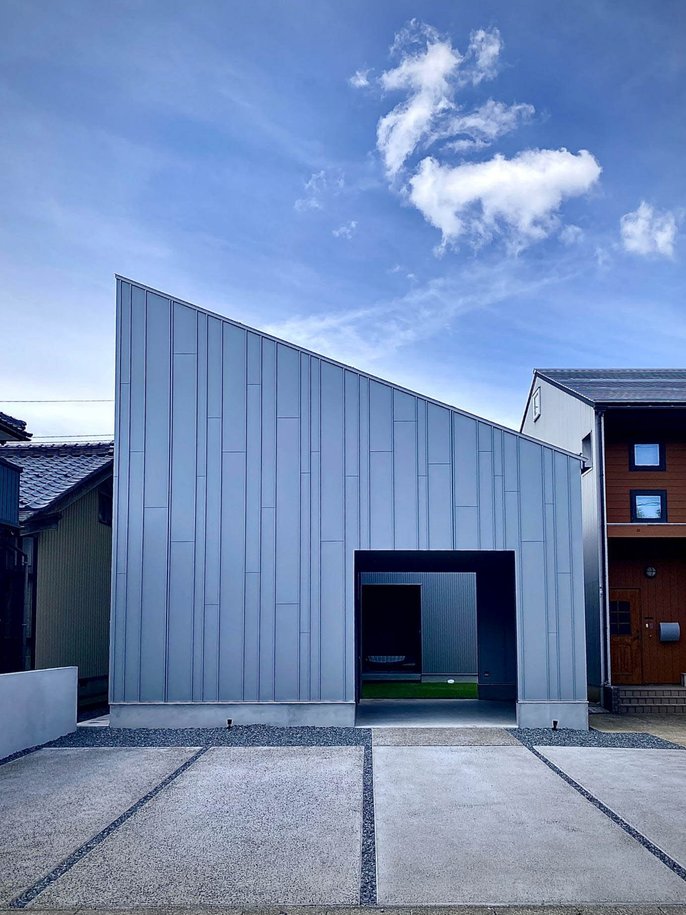 “DUNE”の正面外観に宿る、職人さんの手仕事。