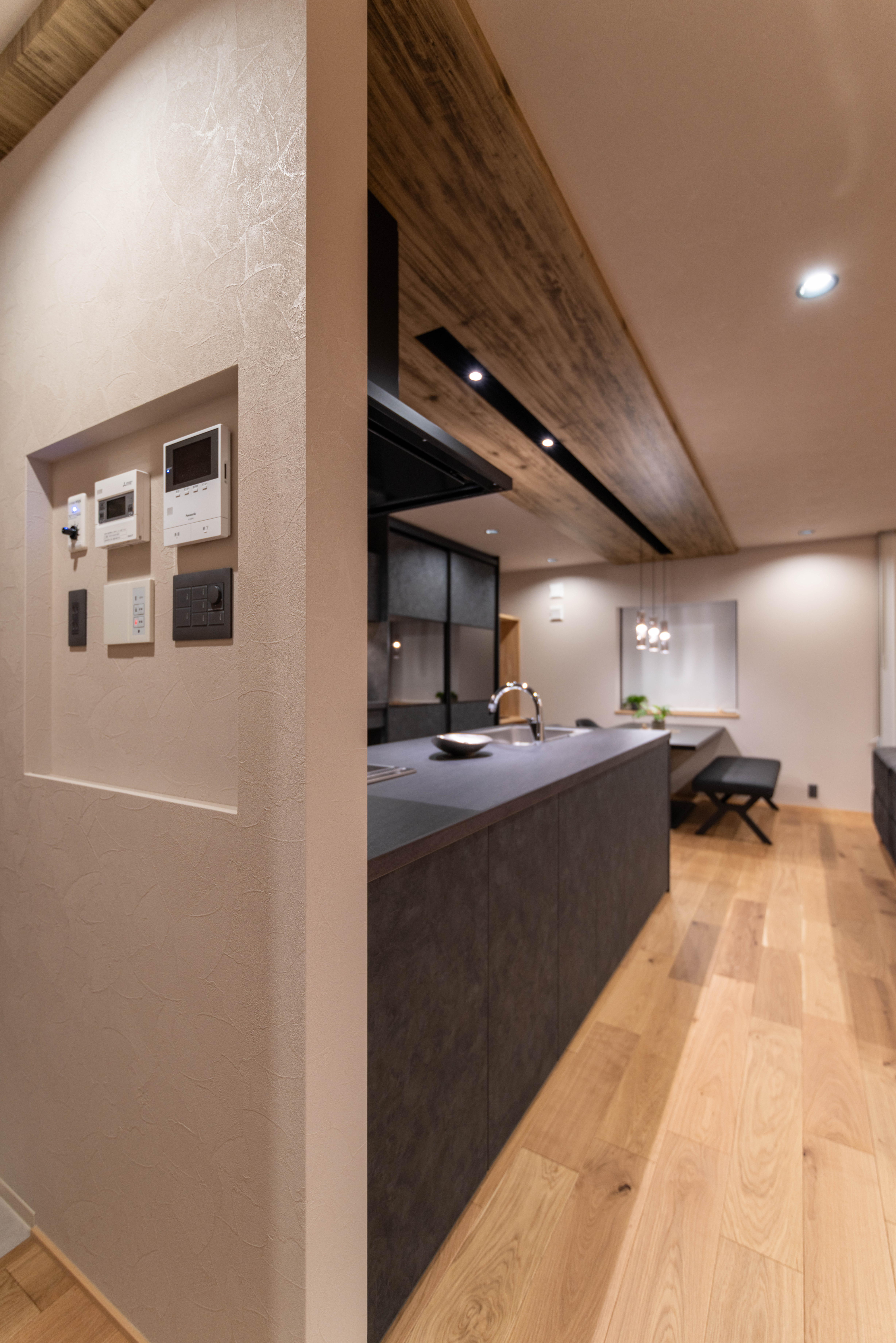 操作関係をまとめたキッチン袖壁で、毎日の動きもスムーズに。