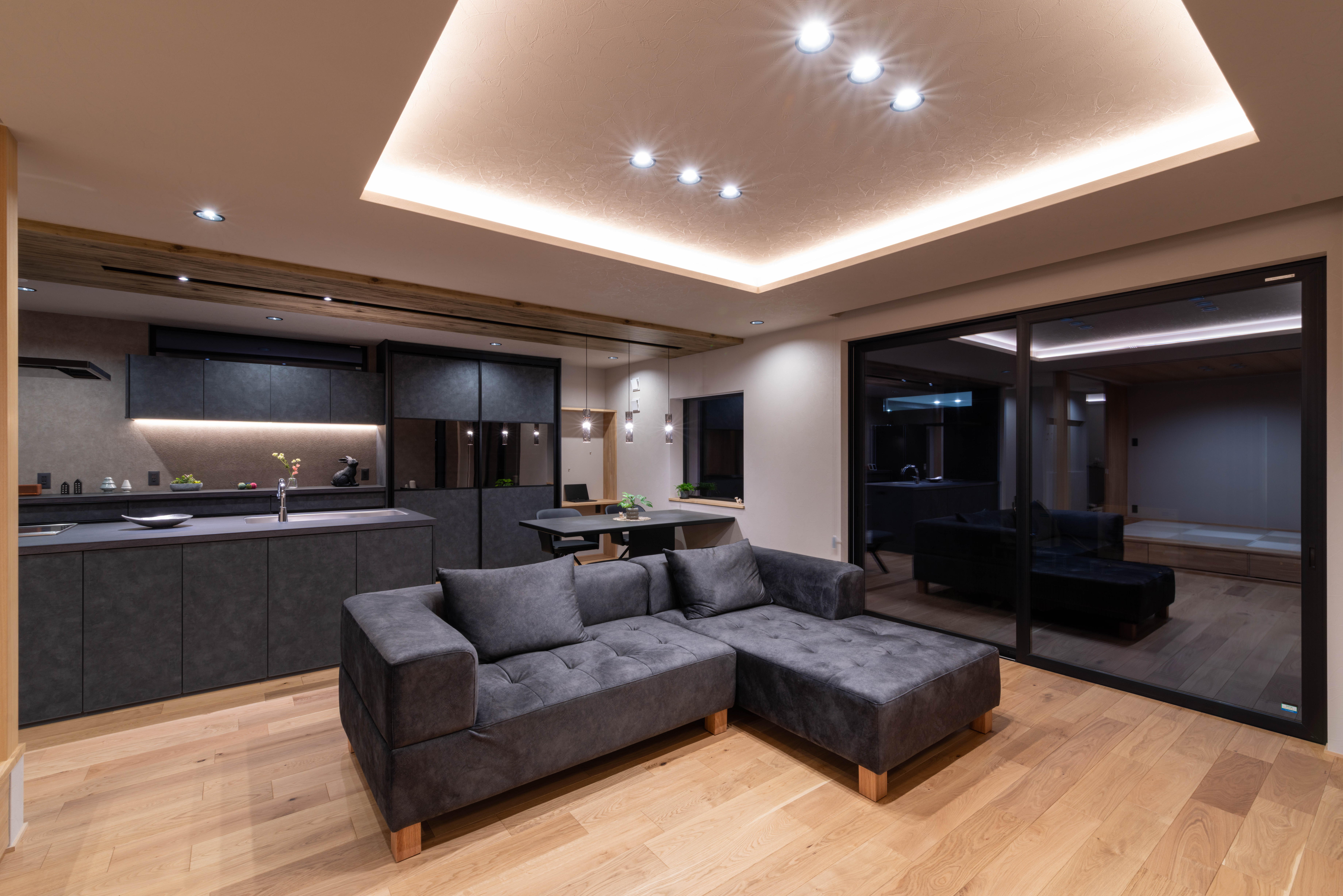 家具と照明がそろい、LDK全体の一体感が際立ちました。