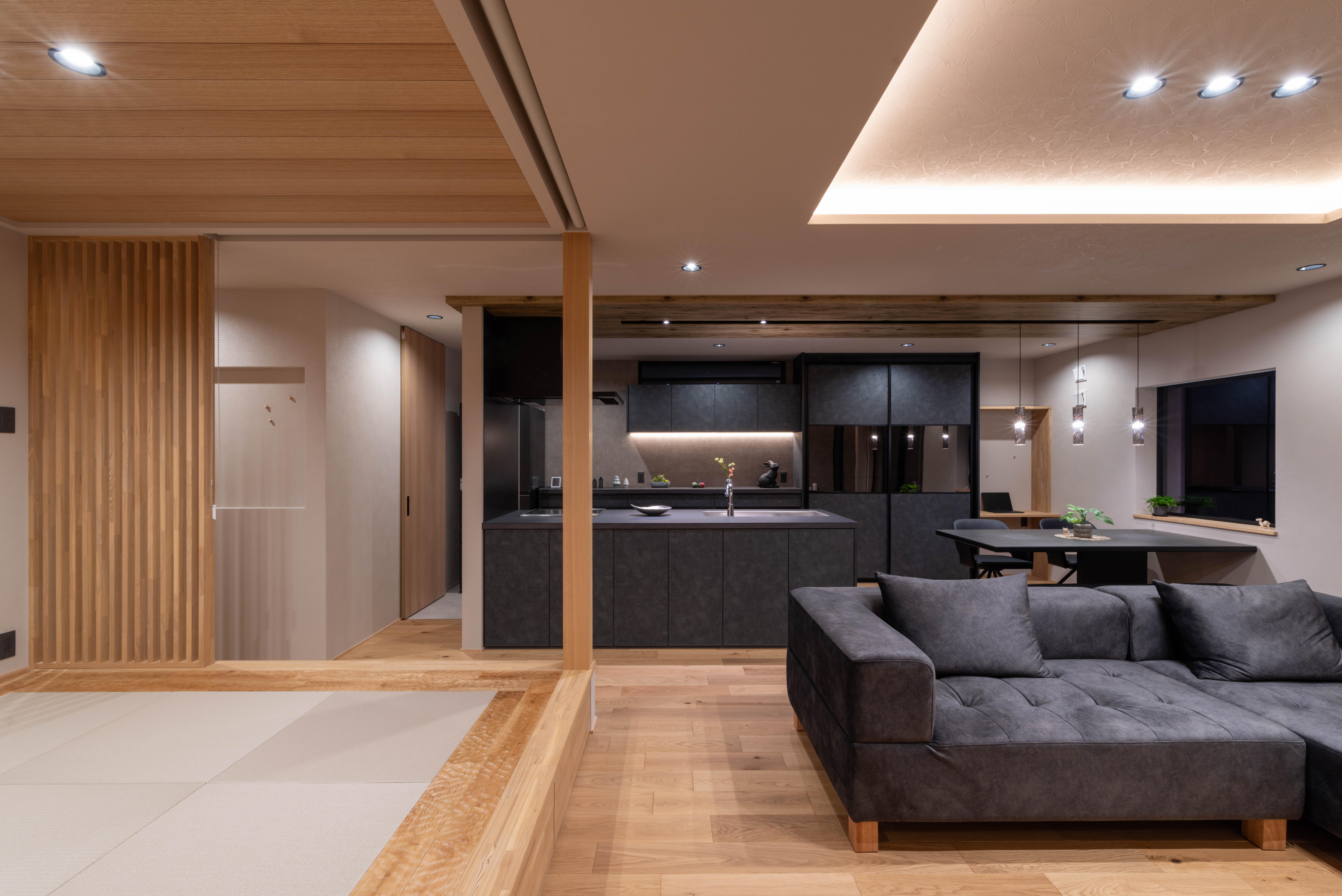 _IMG6867-1(1) ブラックのキッチンとソファが、空間を上品に引き締めています。