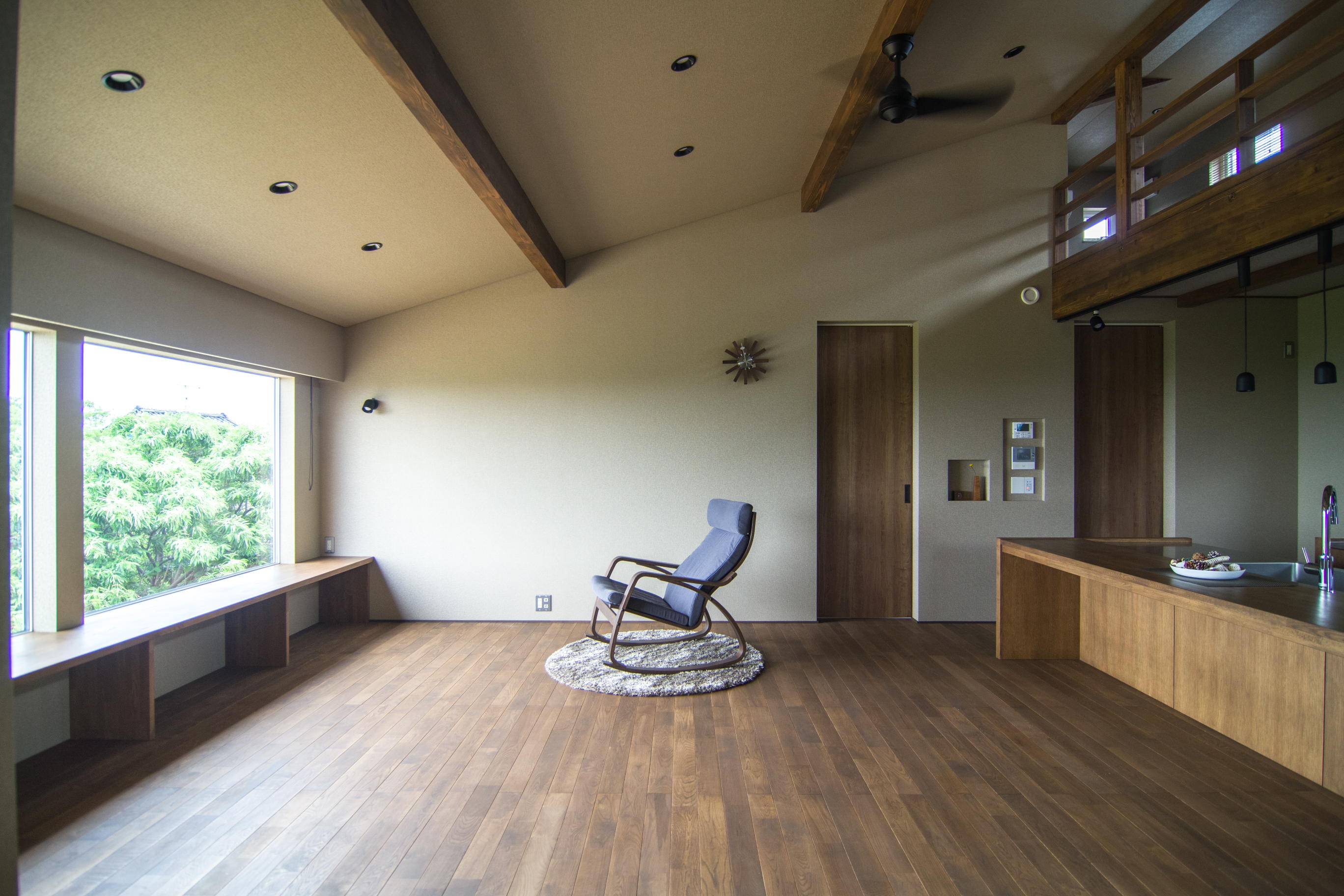 2階リビングから海を望む、横長のピクチャーウィンドウ。