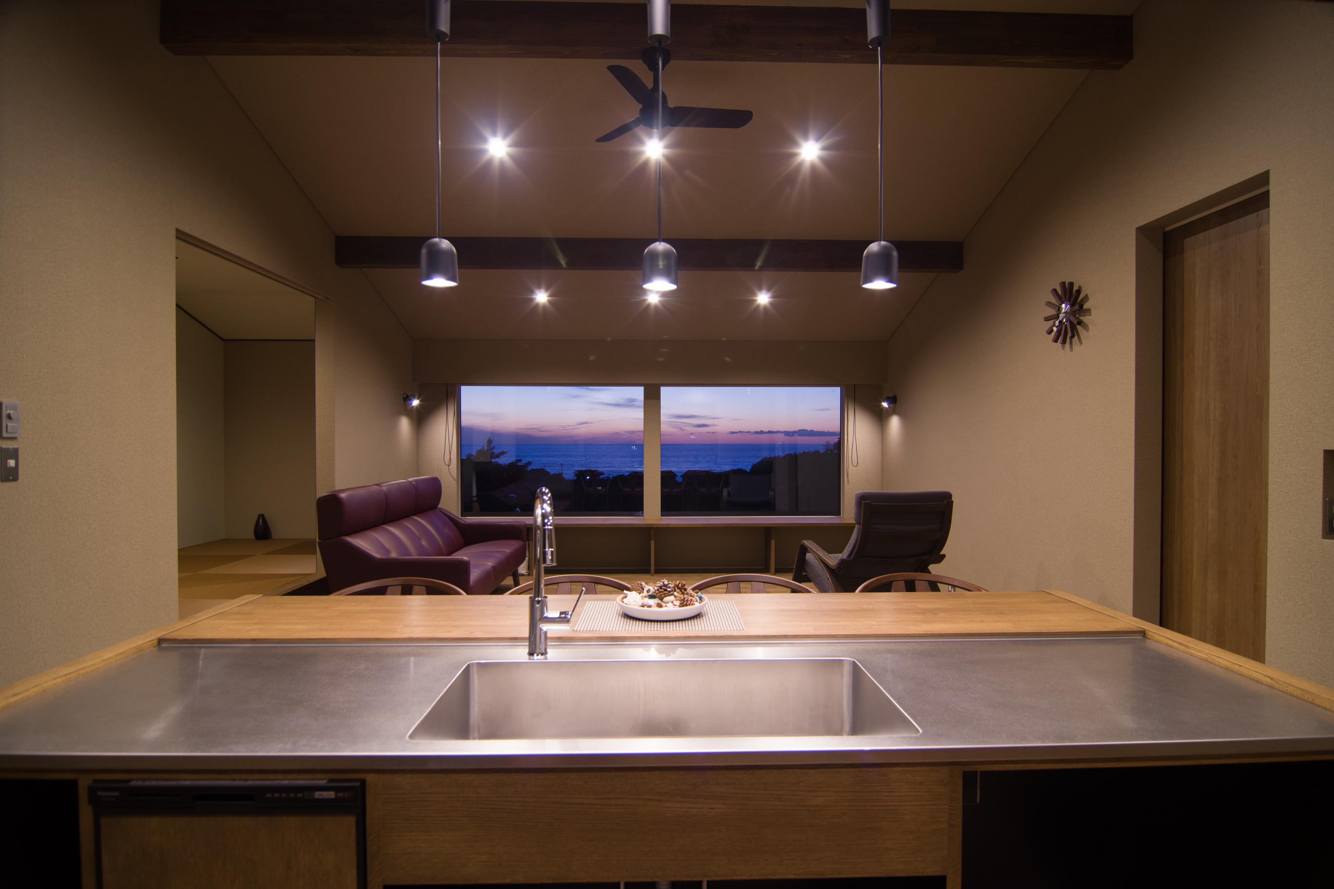 2階リビングから海を望む、横長のピクチャーウィンドウ。