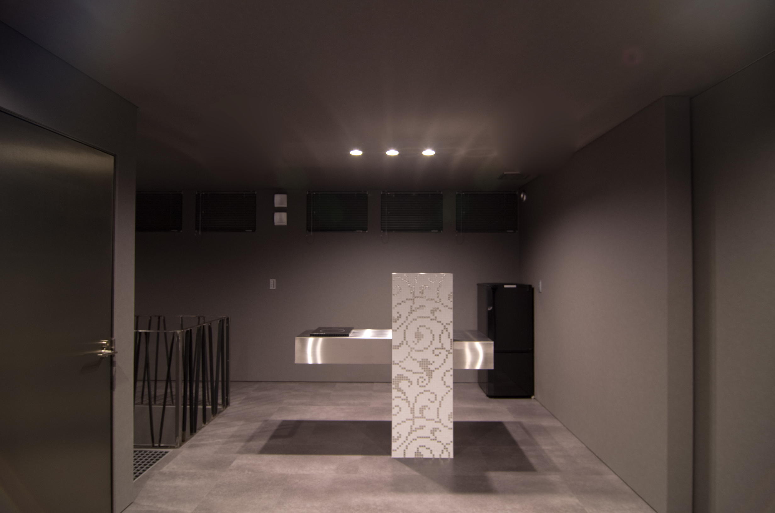 ステンレスとモザイクタイルが印象的なキッチン空間