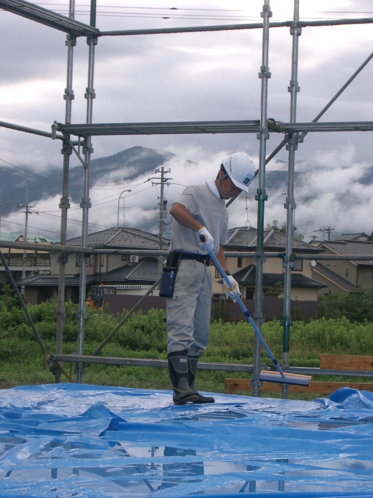 創業して最初の1棟目となったお宅の建て方当時の写真です。前日の雨で濡れたシートの水切りをしていたことも、今となっては懐かしい思い出です。