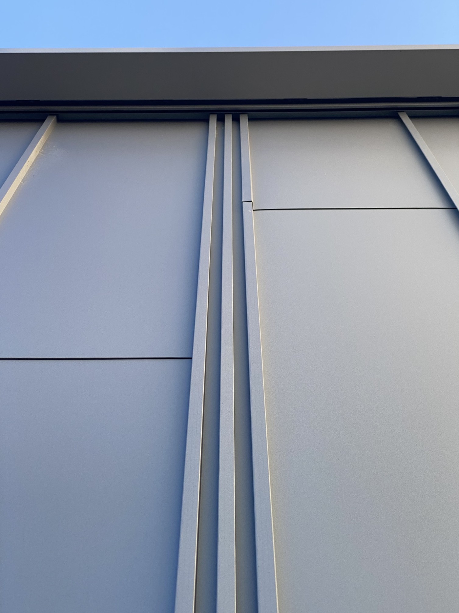 繊細な寸法で仕上げた、タテハゼ外壁のディテール。