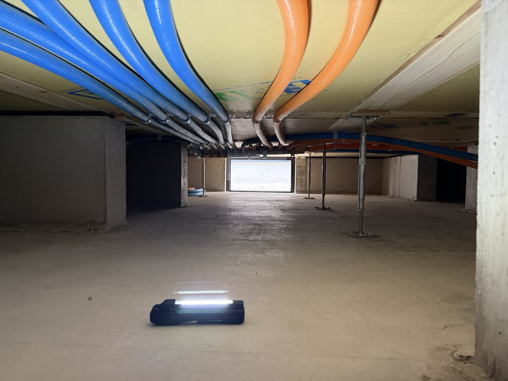 床下の配管は天井面にまとめ、将来の点検や修理がしやすいようにしています。