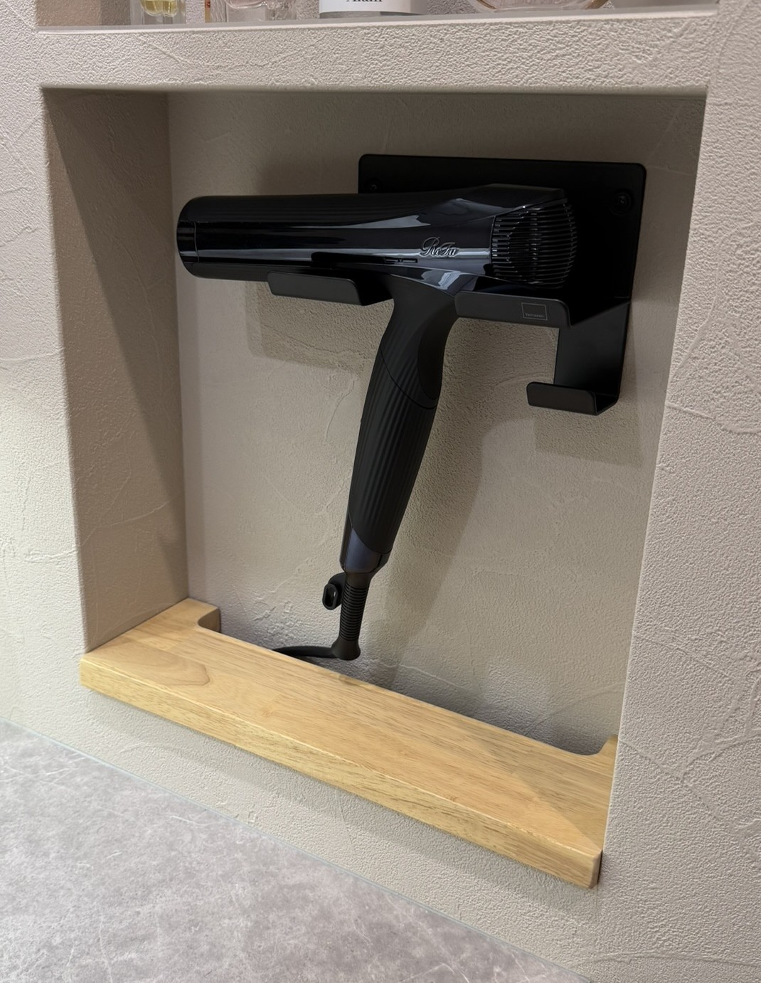 実際に使うドライヤーに合わせて、金物の位置を調整しました。