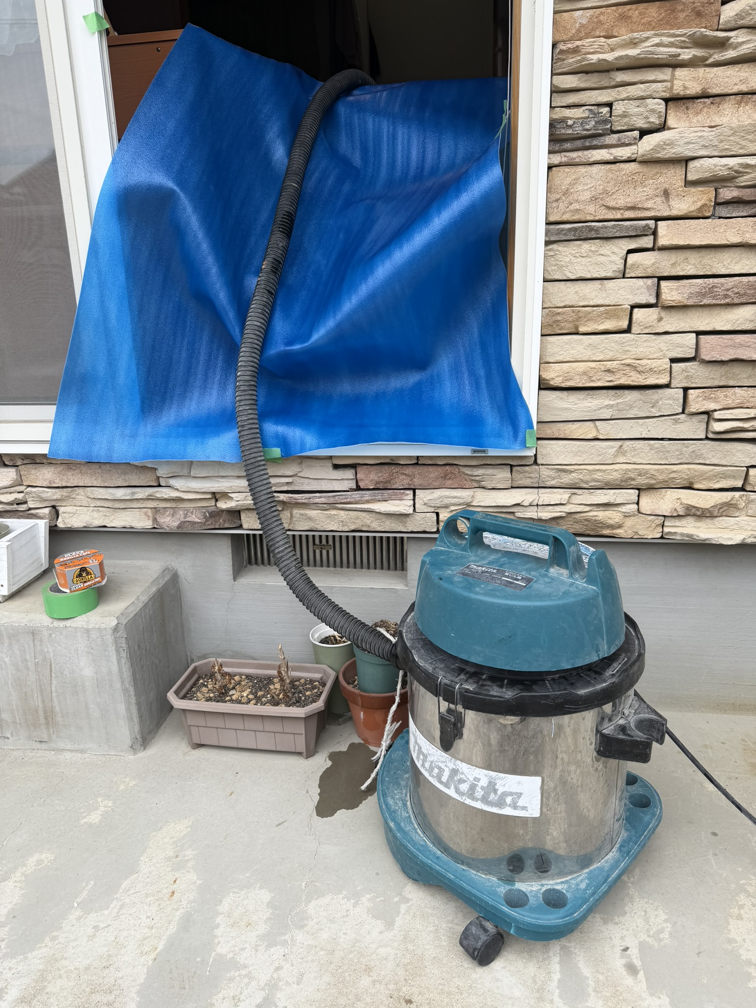 IMG_5393 緊急対応の現場では、仮設の工夫と段取りがとても大切になります。