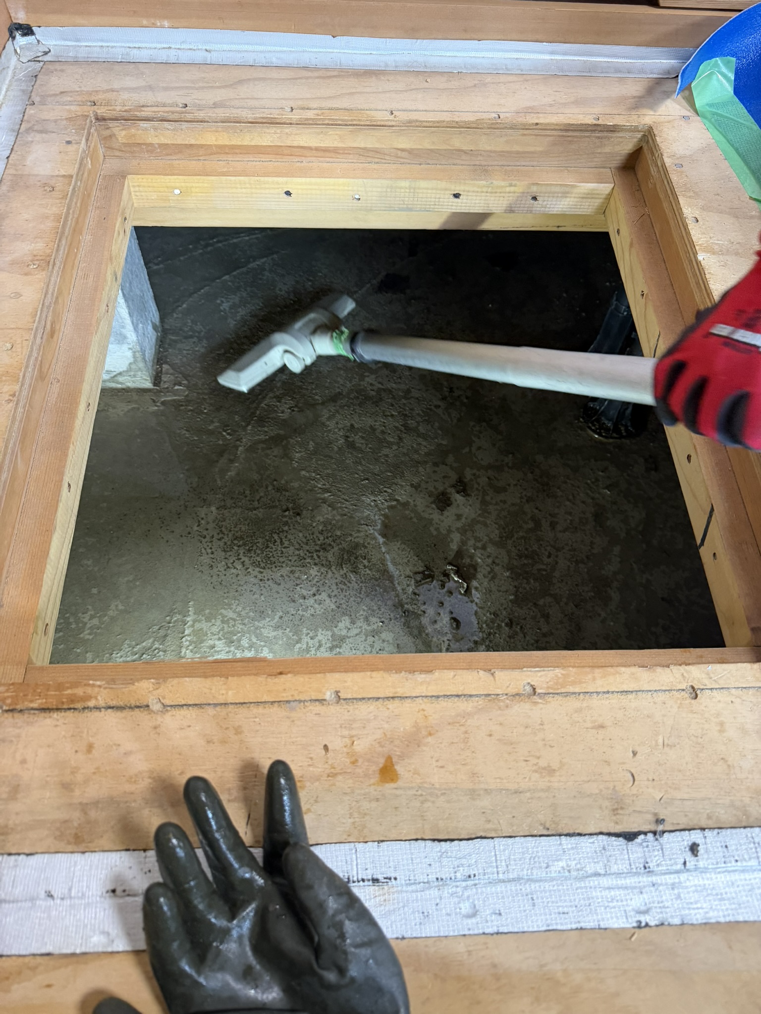 IMG_5398 床下に残った水を吸い取り、次の作業につなげていきます。