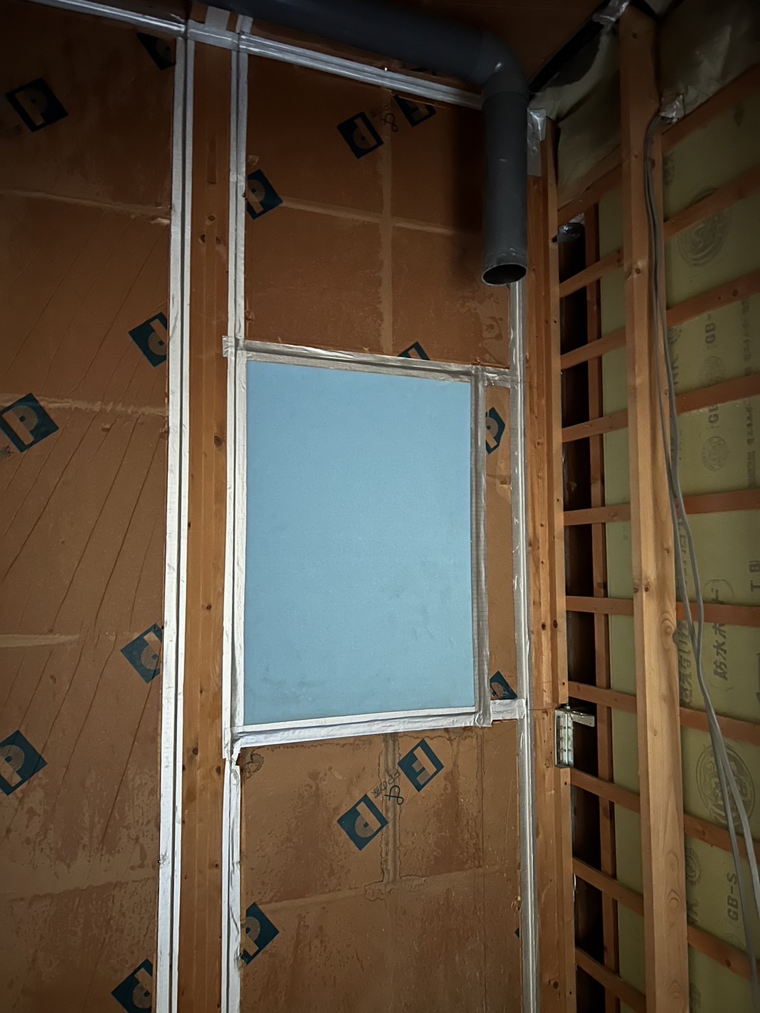 IMG_5401 浴室窓をなくすため、断熱と気密の処置を進めた現場です。