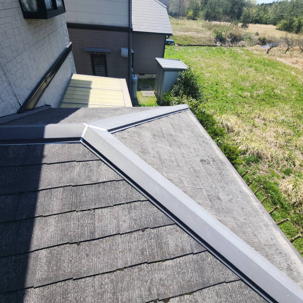 屋根全体を見ながら、補修が必要な箇所もあわせて手当てしました。2