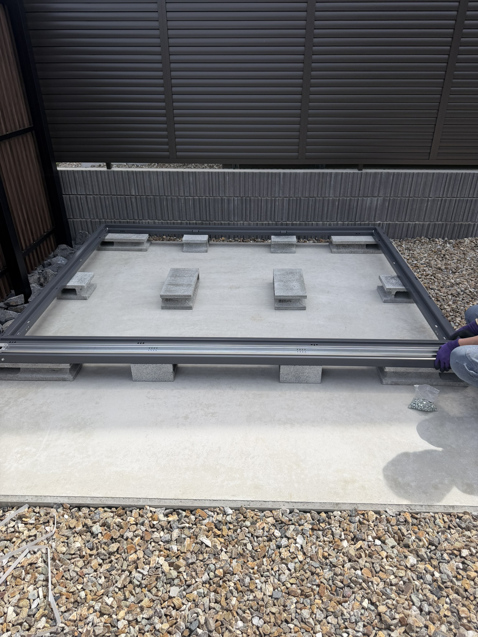 まずは土間の上で位置を確認しながら、物置の設置準備を進めました。