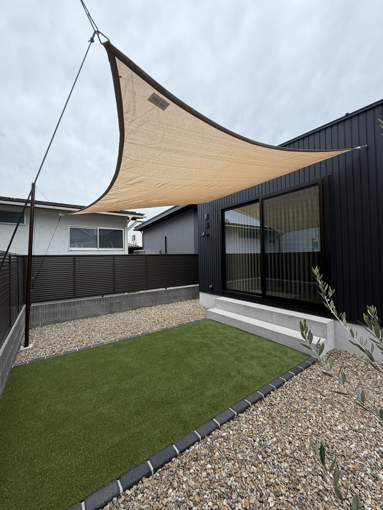 やわらかな光を通すタープが、お庭を心地よい場所にしてくれます。2