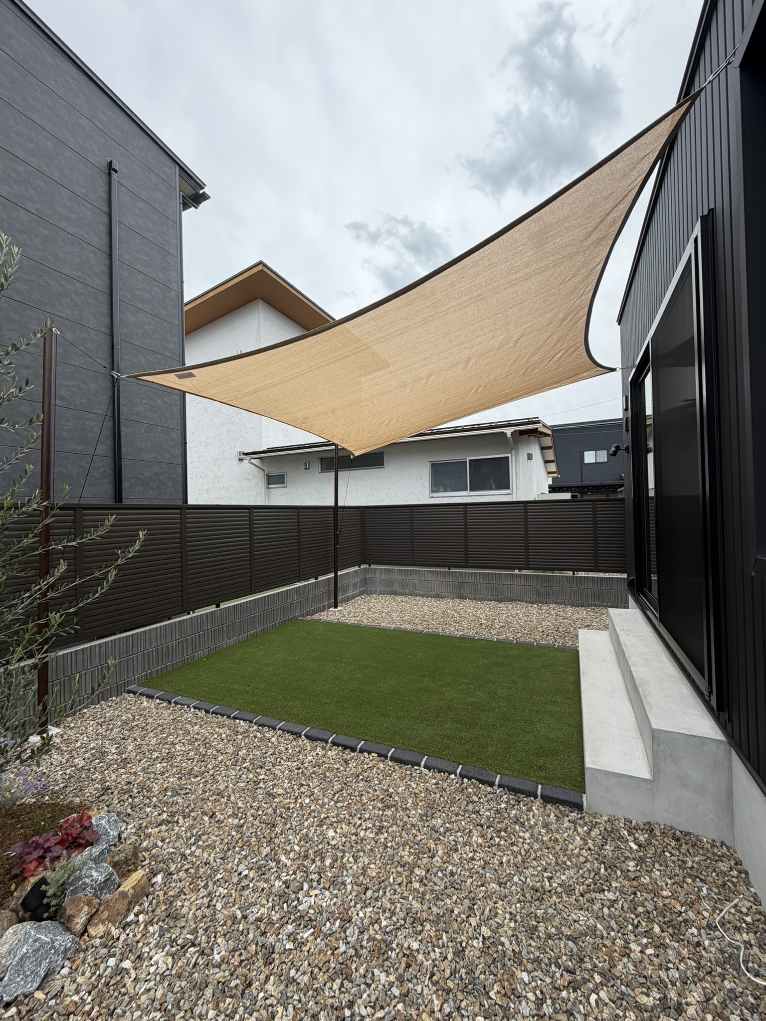 やわらかな光を通すタープが、お庭を心地よい場所にしてくれます。