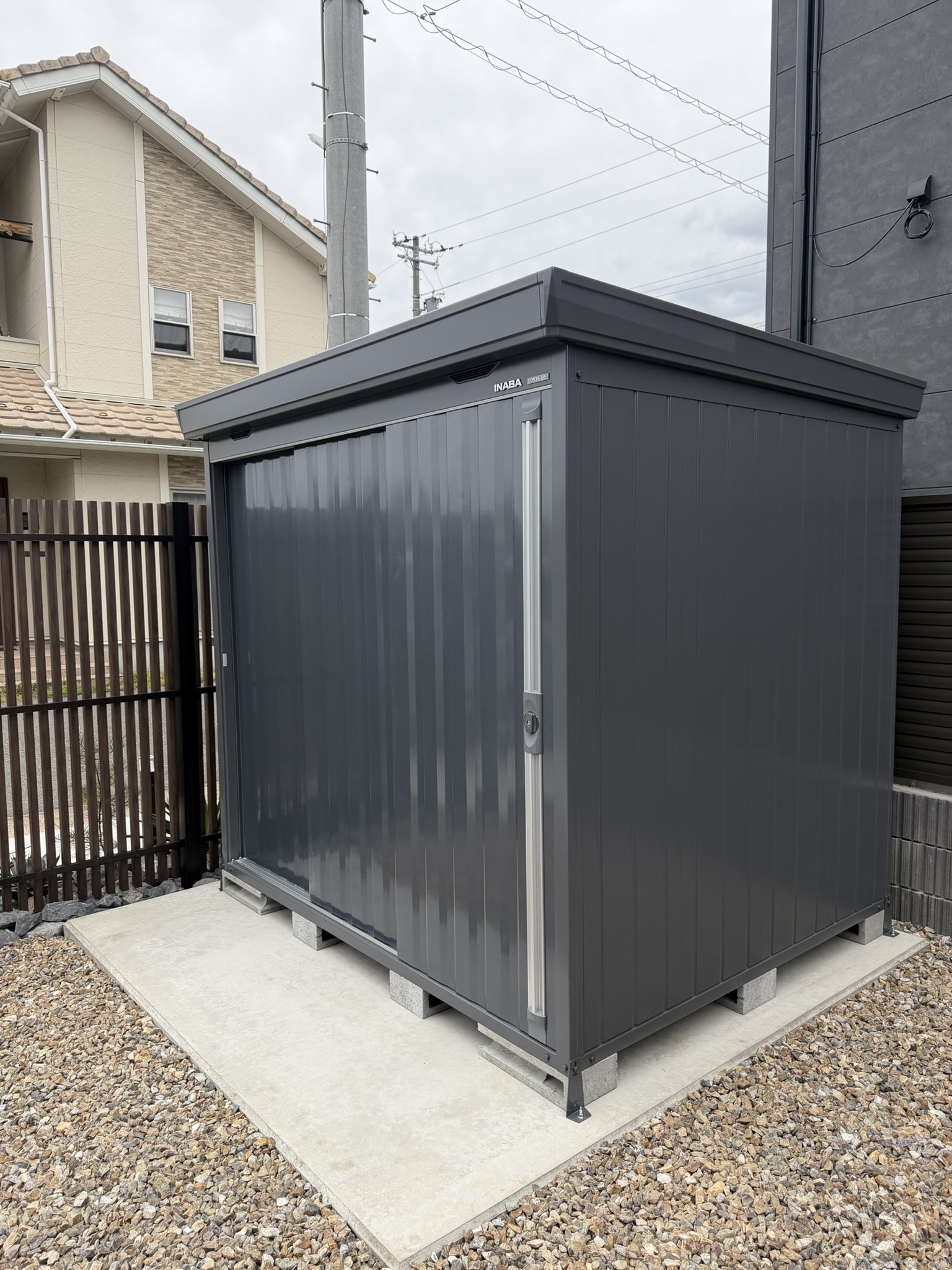 外観になじむフランネルグレーの物置が、すっきり納まりました。2