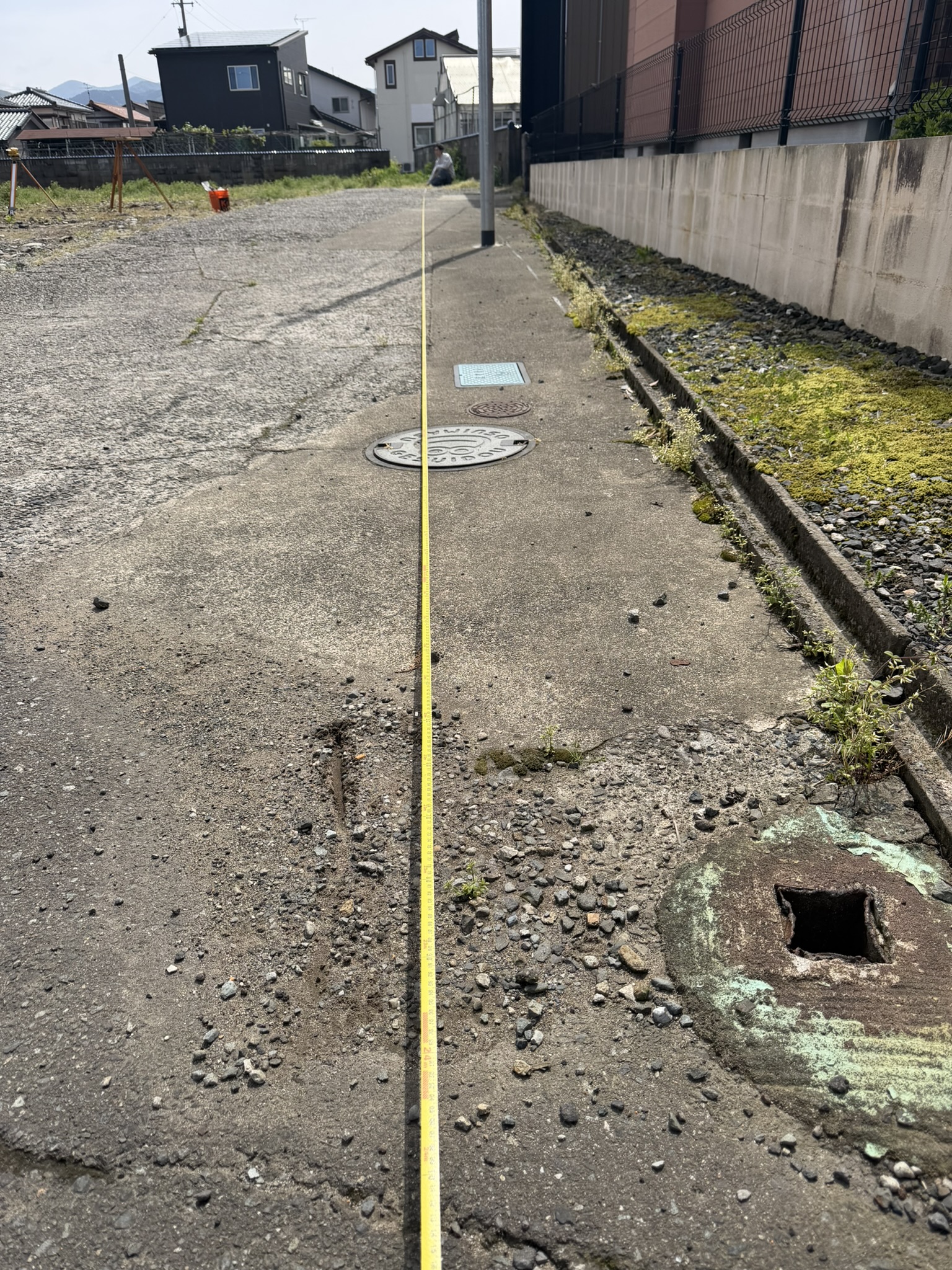 現場で直接図面に落とし込む、シンプルで確かな測量作業です。