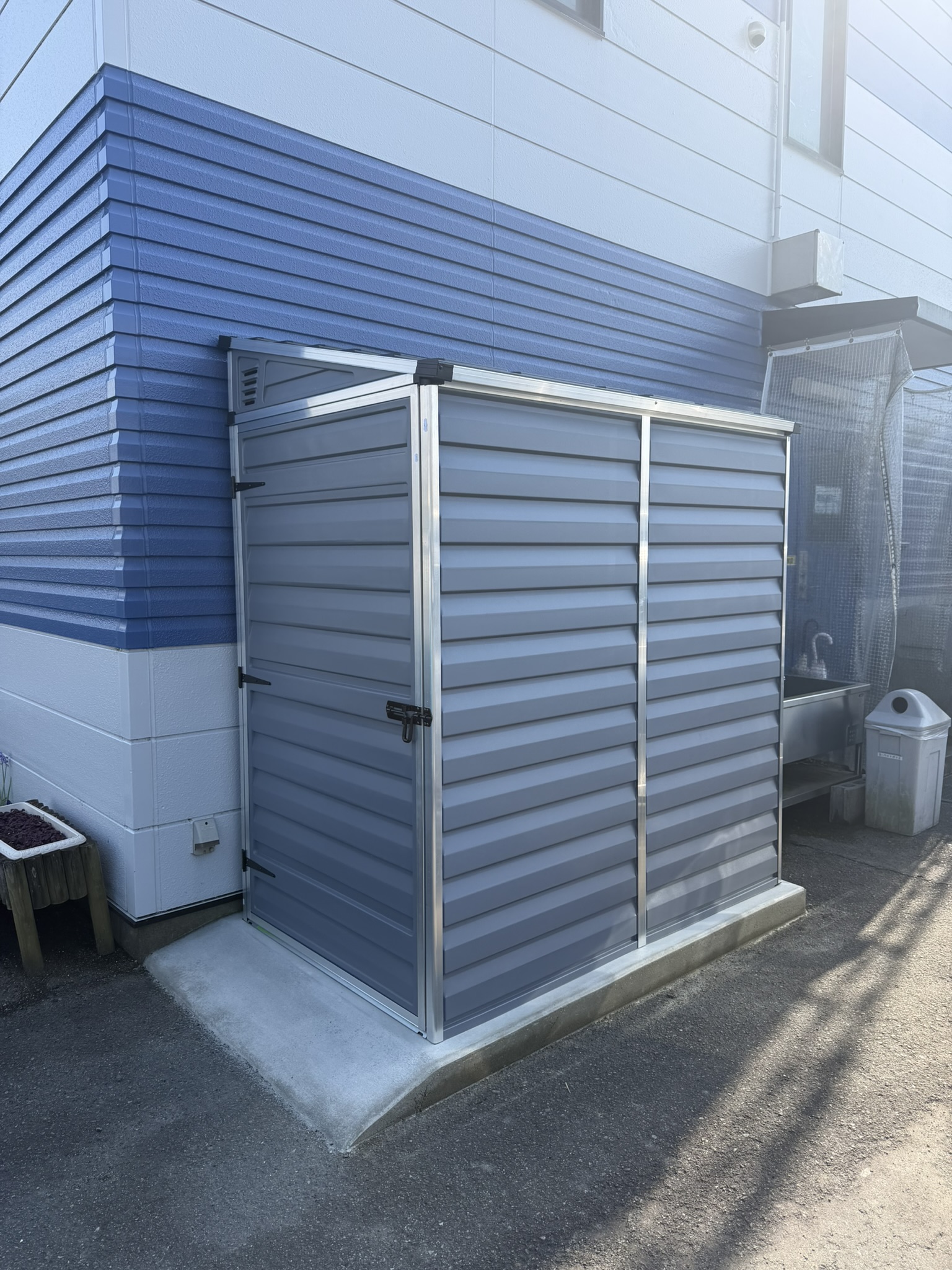 除雪車を格納するためのプレハブ物置を組み立てました。