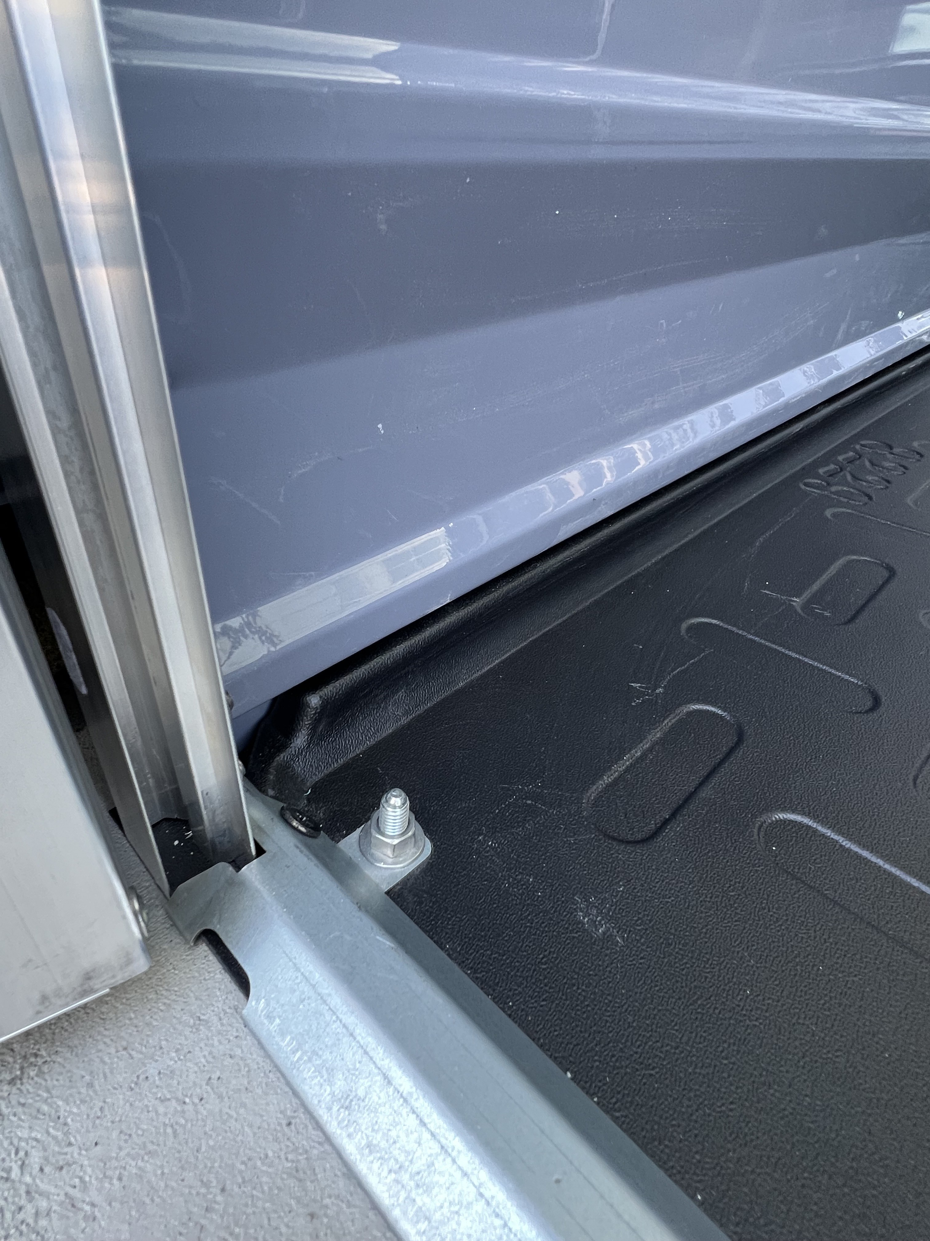 内部も確認しながら、アンカーでしっかり固定していきます。