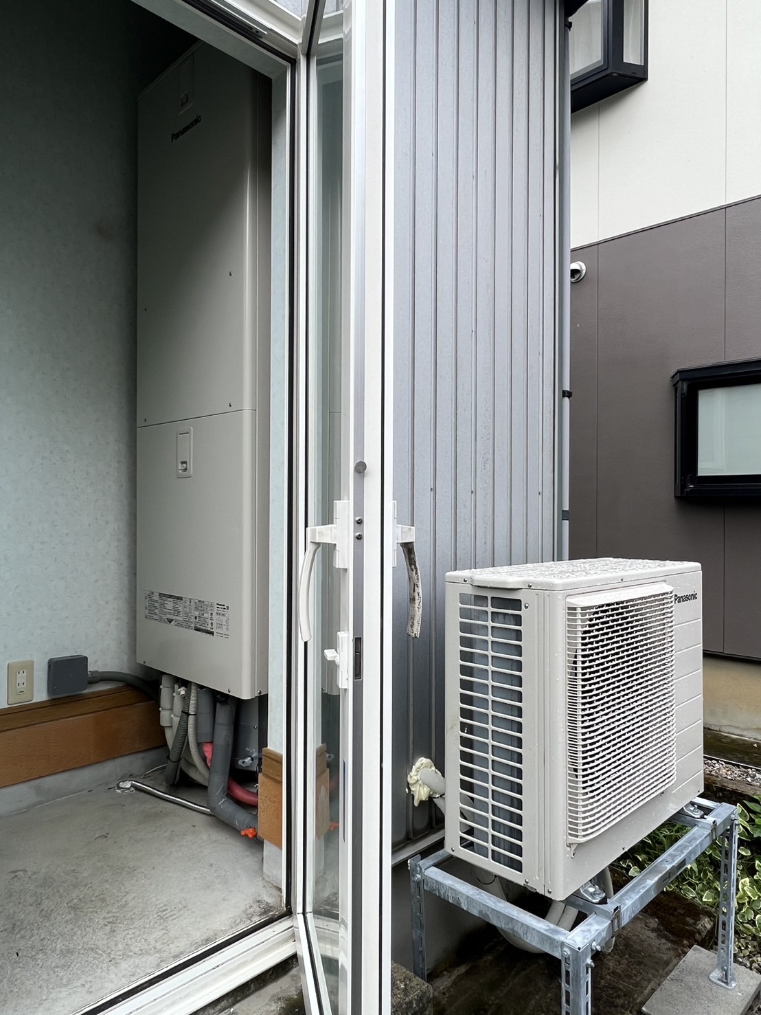 エコキュート交換工事も、配管と電気の接続まで進みました。