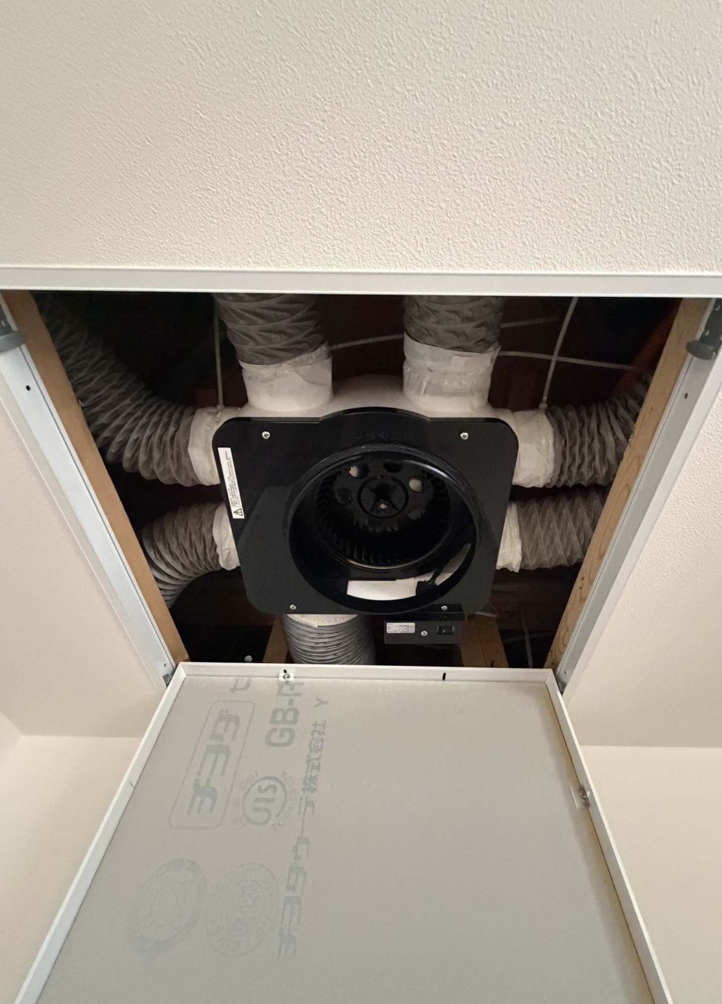 点検口の中にある換気本体も、ファンを外してクリーニングします。