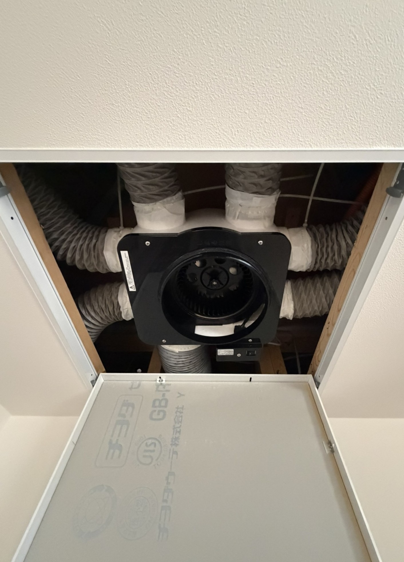 点検口の中にある換気本体も、ファンを外してクリーニングします。