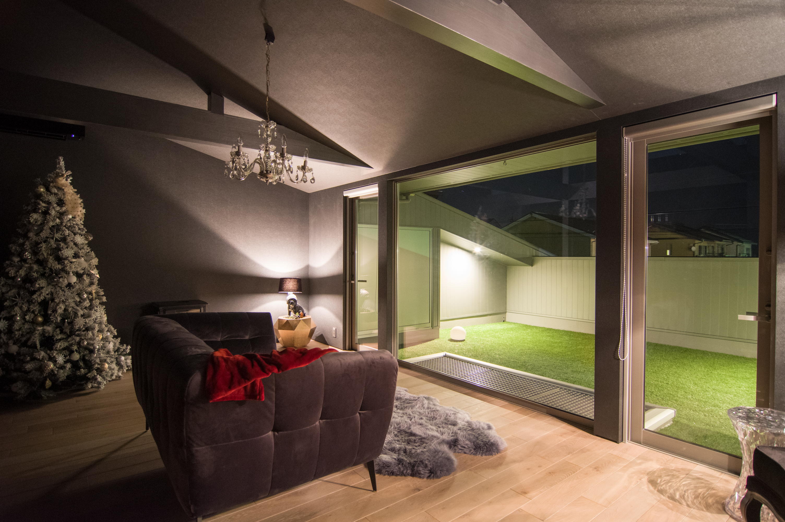 夜はリビングの灯りとバルコニーがつながり、落ち着いた時間を楽しめます。