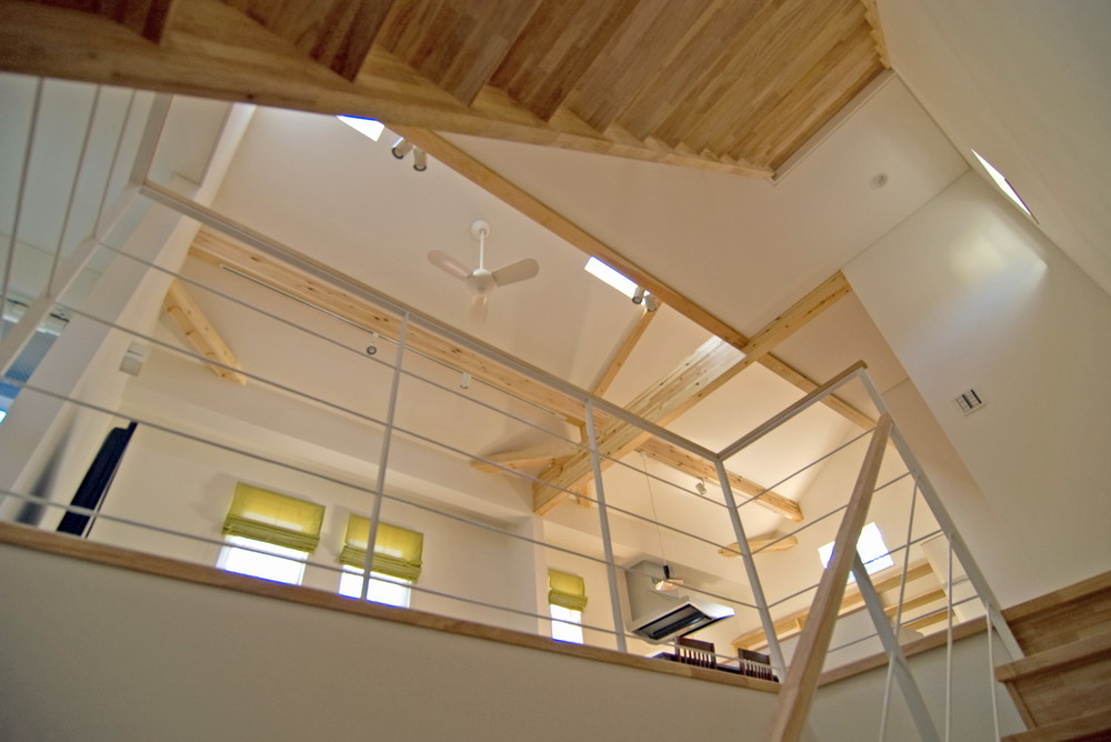 天窓の光が、階段吹抜を通して、１階まで届く