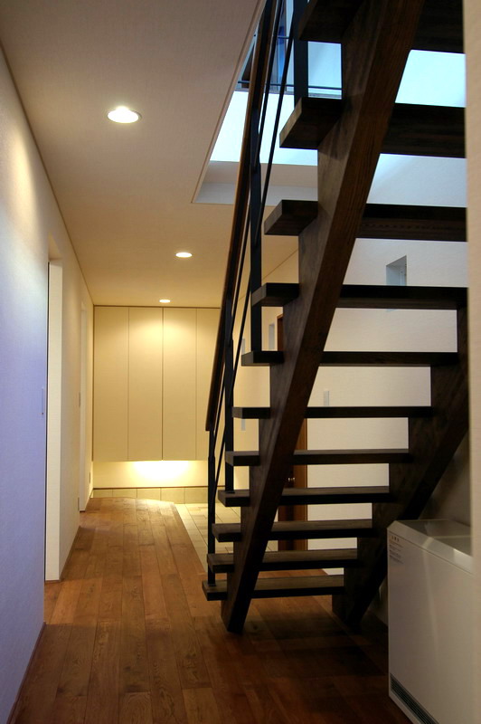 階段まわりも含めて、立体的な広がりを感じる空間です。