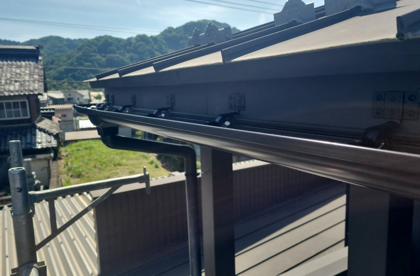 勝山のリフォーム現場で雨どいの修理が完了しました。