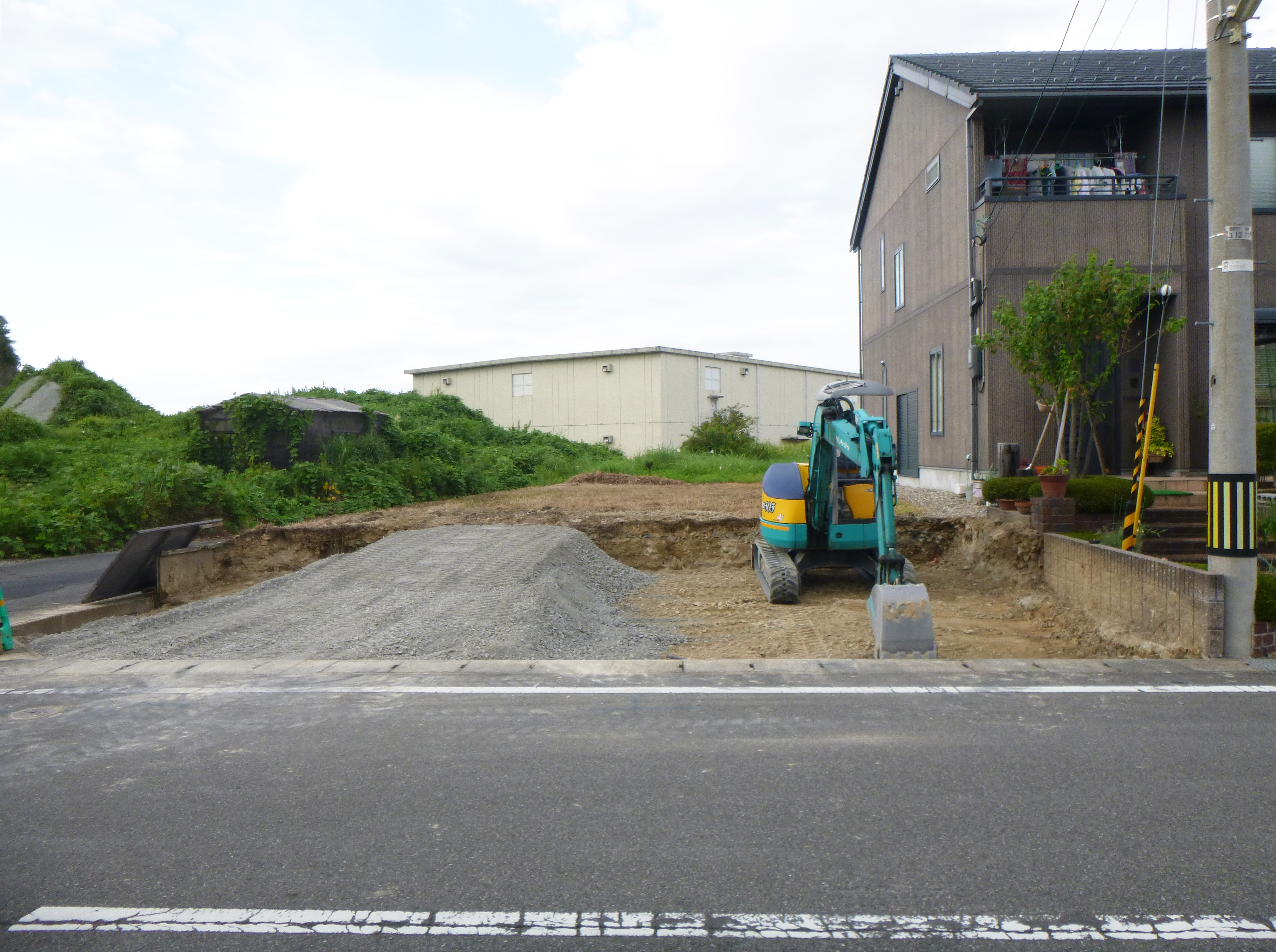 擁壁解体駐車スペース 土地と建物を一緒に考えることで、無理のない家づくりにつながります。