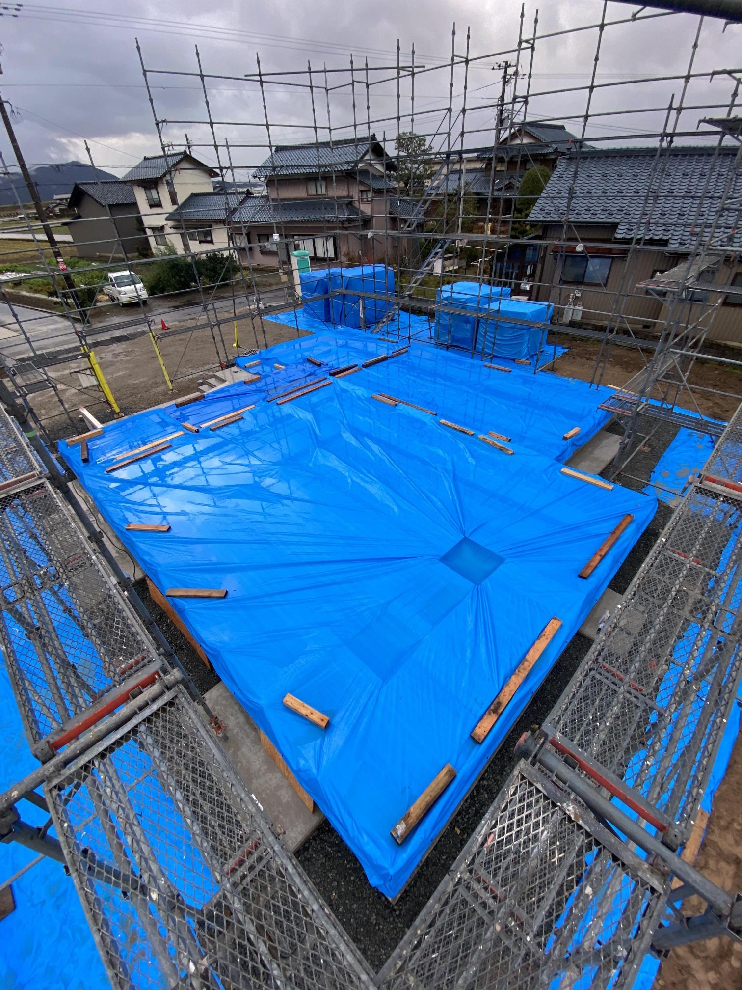 建て方前までの厚めのブルーシート養生