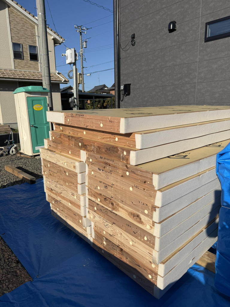 FPパネル材料ブログ0014(1) 工場で木枠と硬質ウレタンフォームを一体成型したFPウレタン断熱パネル。