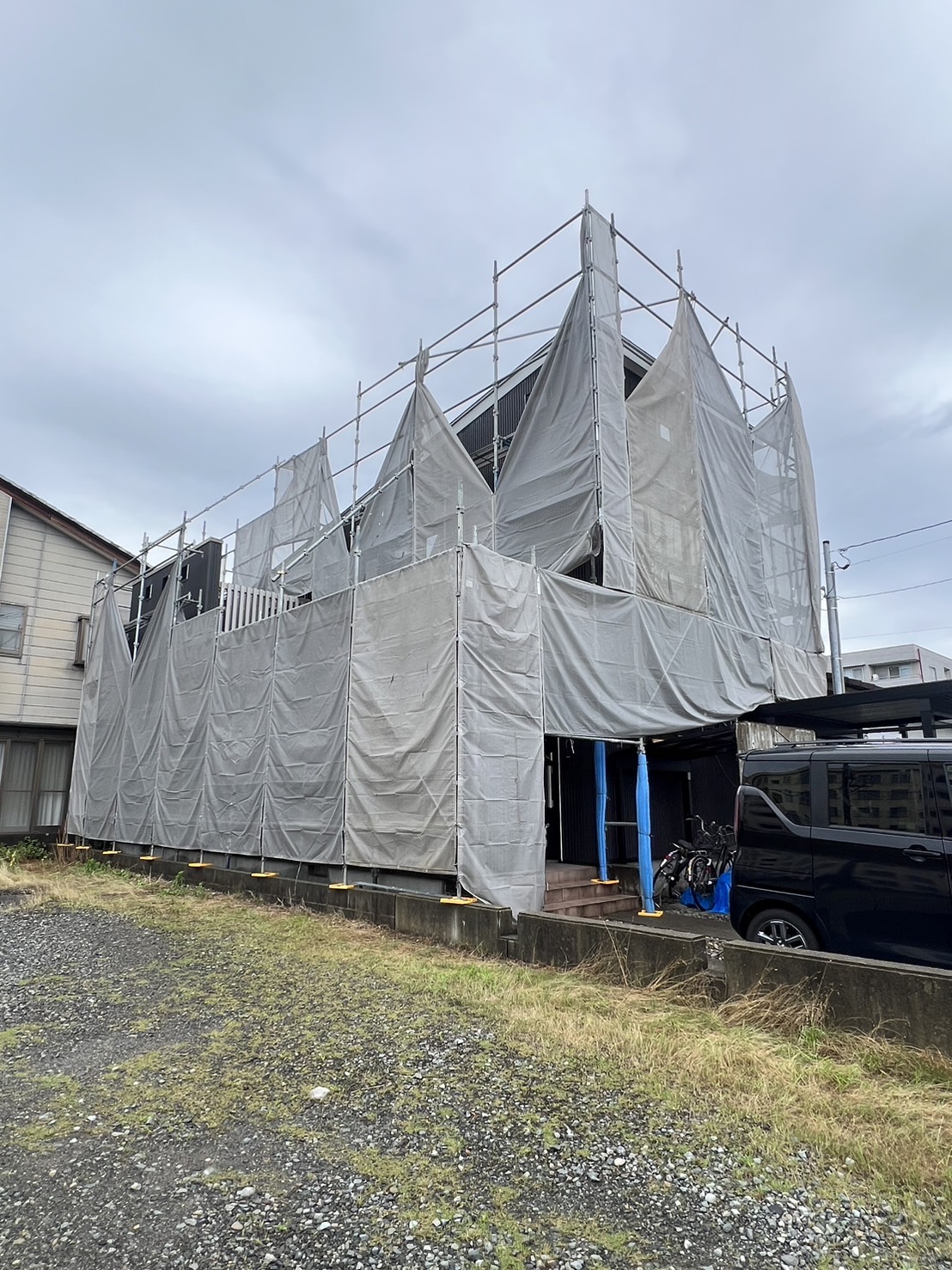 台風対策でメッシュシートの上部処理