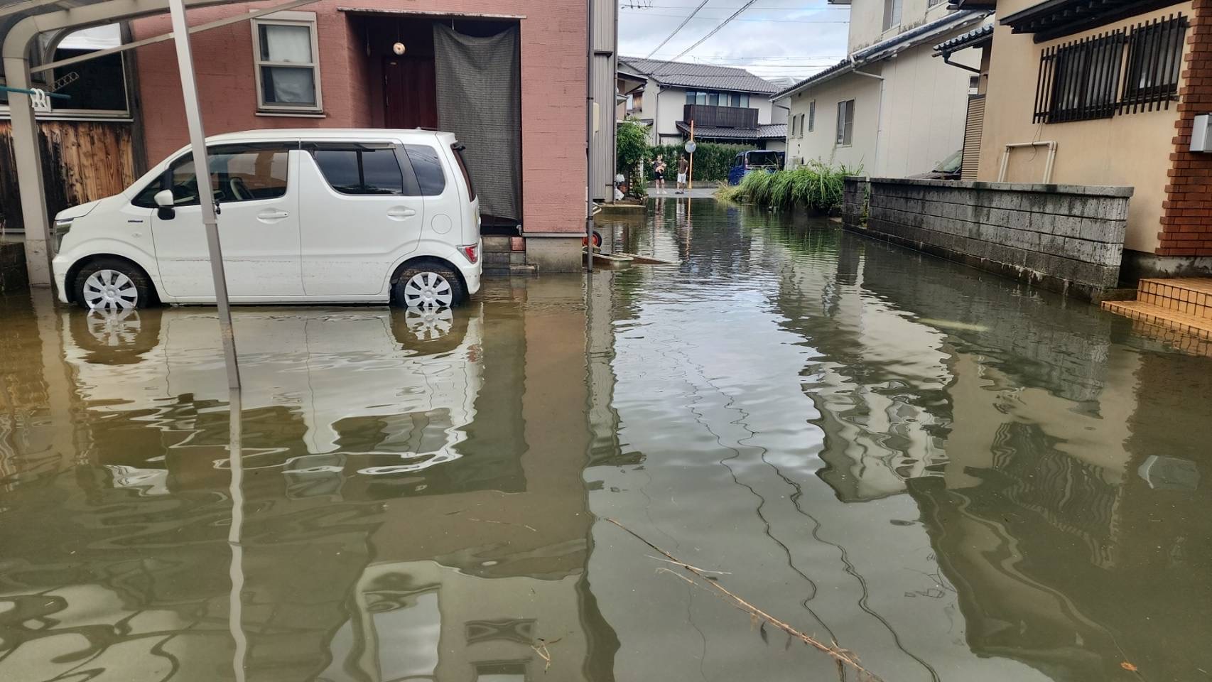 IMG_9459 福井大雨 坂井市の冠水 少し引いた後