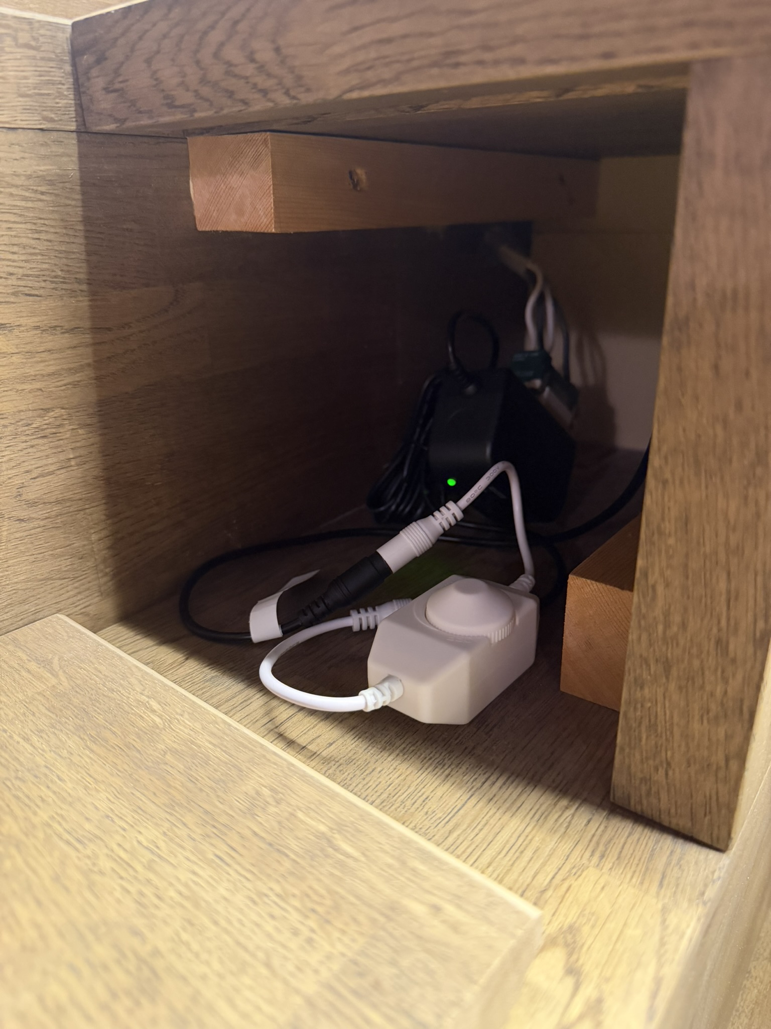 IMG_0196 棚の中にはコンセントと電源・調光器を設置し、将来の交換にも対応できるようにしています。