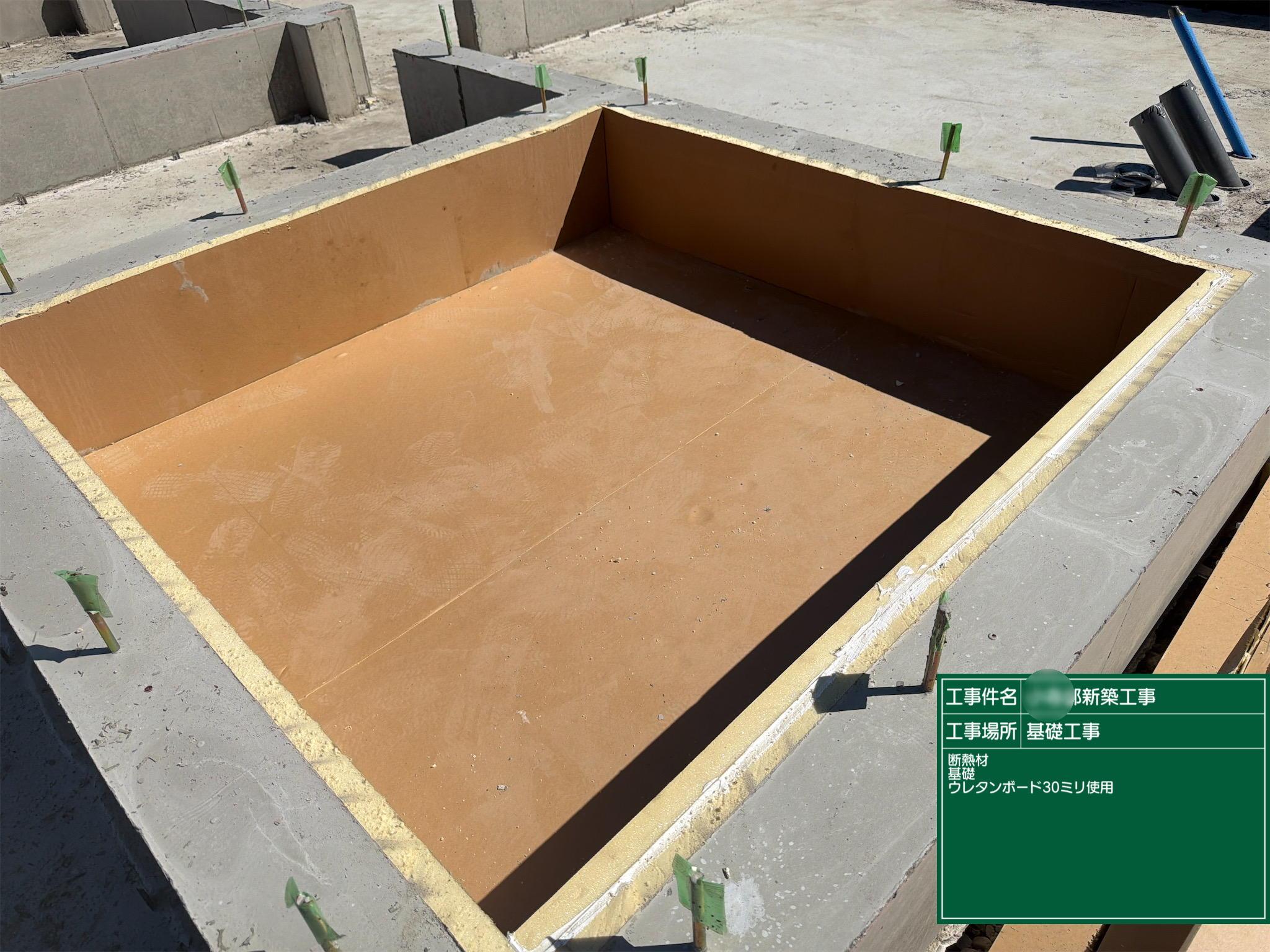玄関部分の断熱材は、隠れてしまう前に施工状況を写真で記録しておきます。